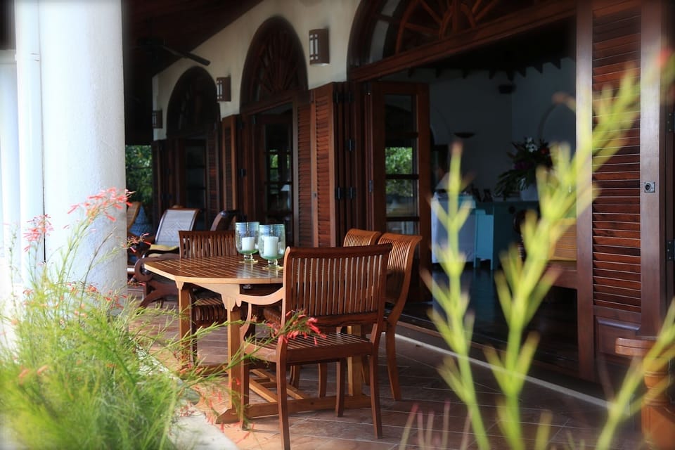 Dine above the waves amidst the stars