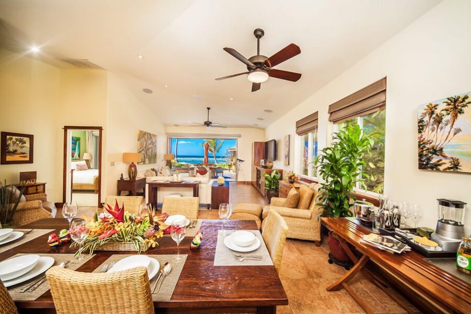 Great Room with Dining Table for Six and Side Bar