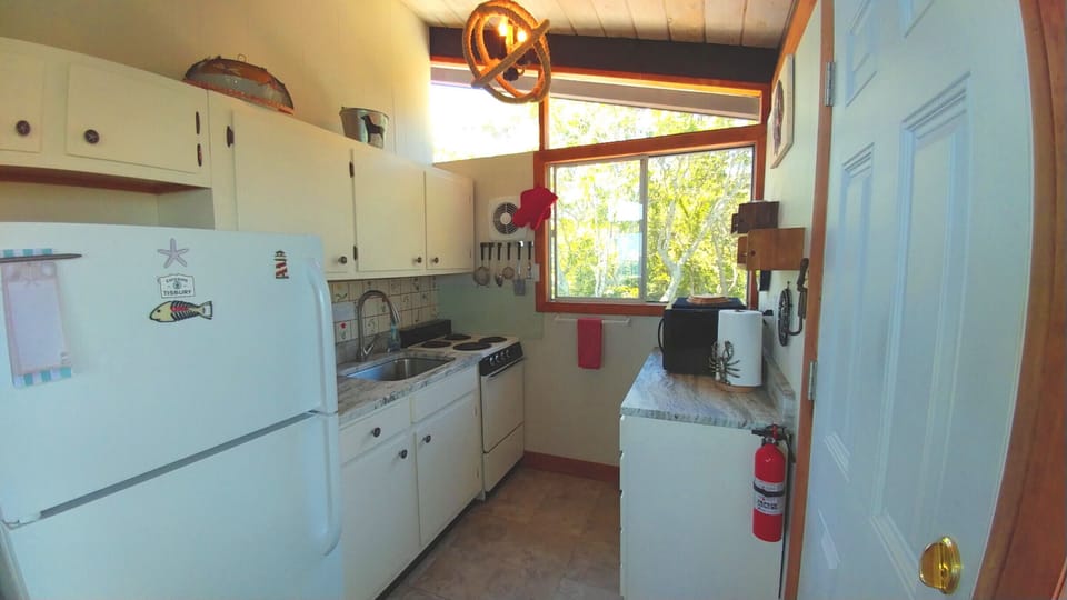 Kitchen with new granite counters/ A/C