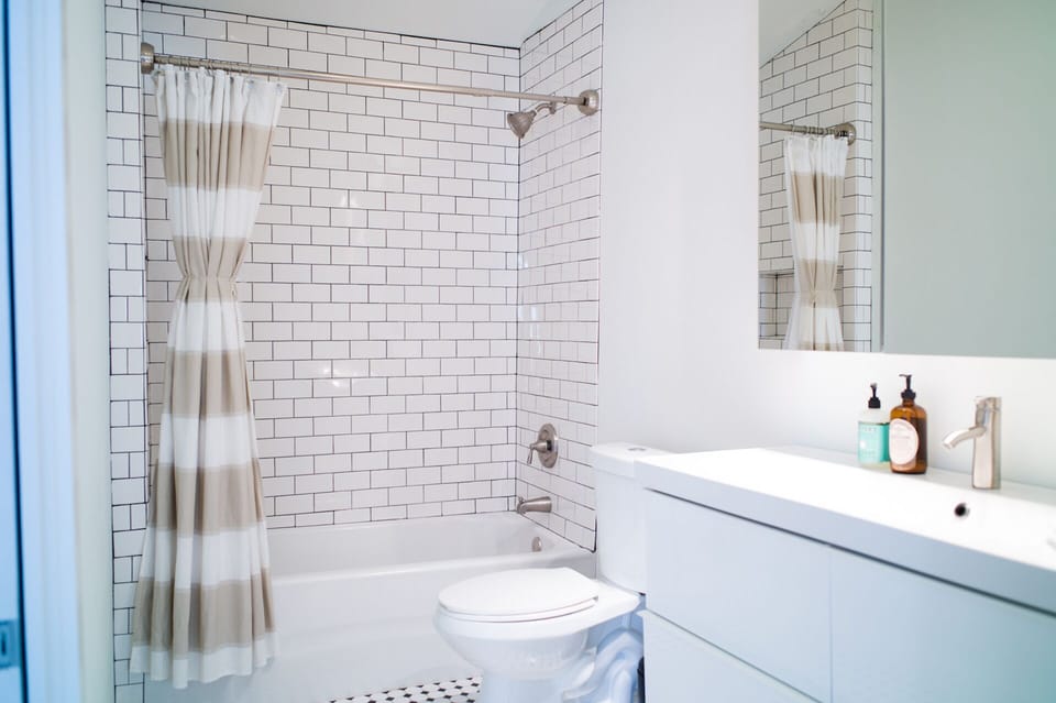 Main bathroom with all the essentials.