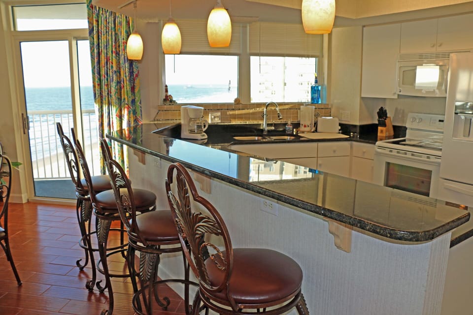 Modern kitchen, granite, new appliances & fully equipped, & with gorgeous views 