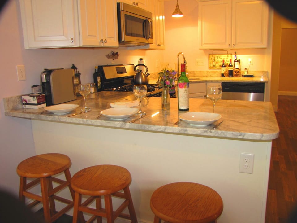 Open floor plan, eat-in bar, dining table, granite counters