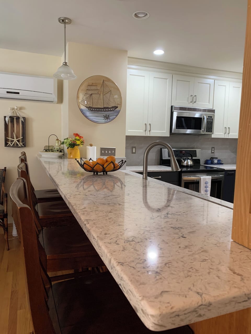 Breakfast bar overlooking the kitchen with seating for 4
