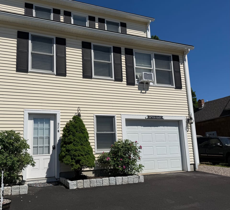 Plenty of parking & attached garage. Easy walk to Short Sands Beach (0.3 miles).