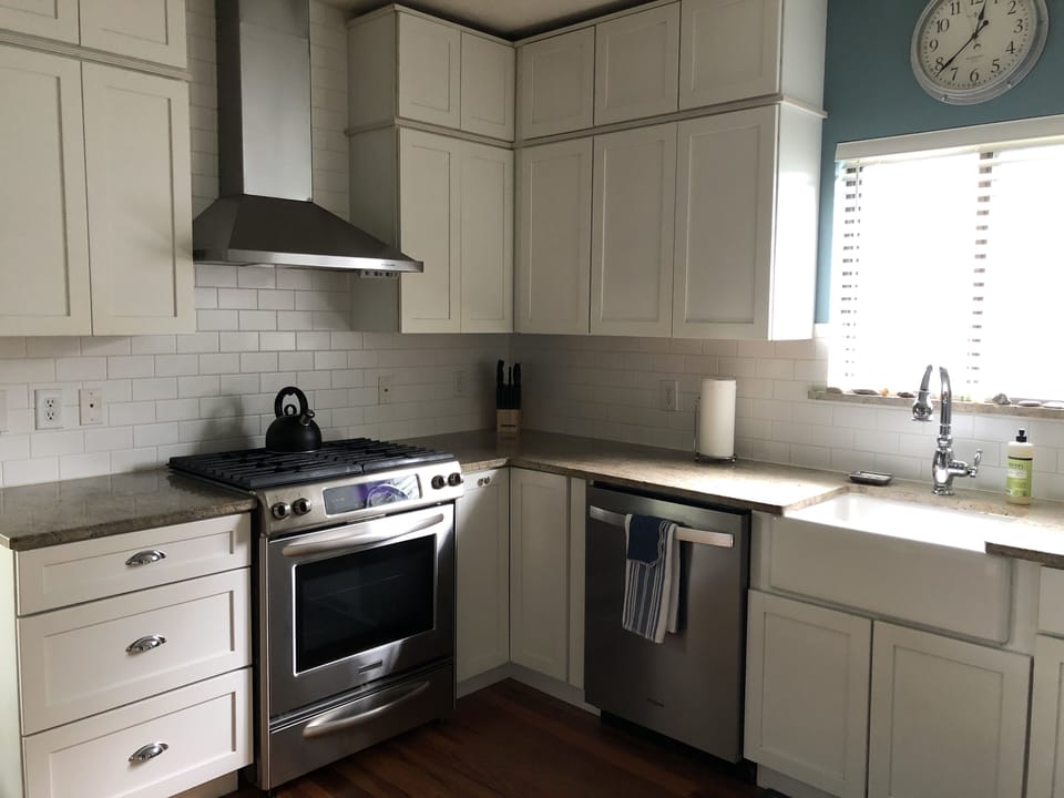 Kitchen- fully stocked!