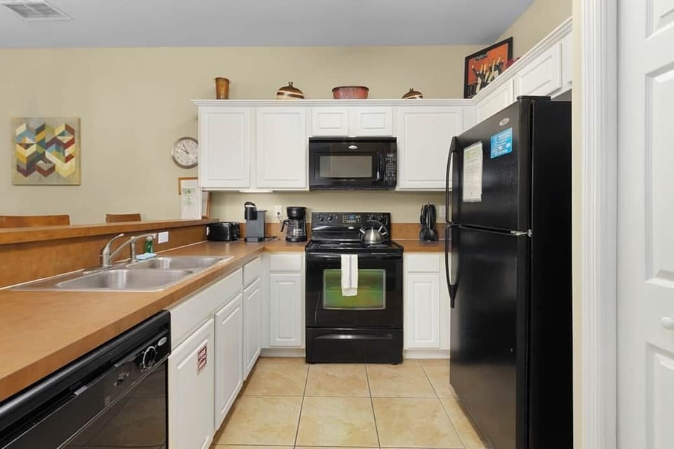 Kitchen - coffee maker, toaster, blender, all kitchen utensils and crockery...