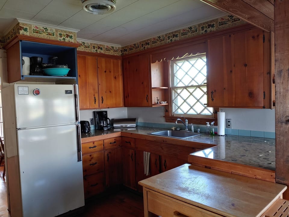 Kitchen: cheerful, with antique diamond-paned window. Well-stocked.