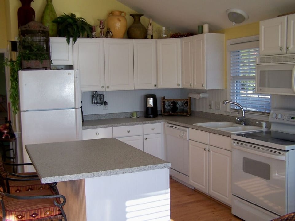Fully stocked applianced kitchen w breakfast bar