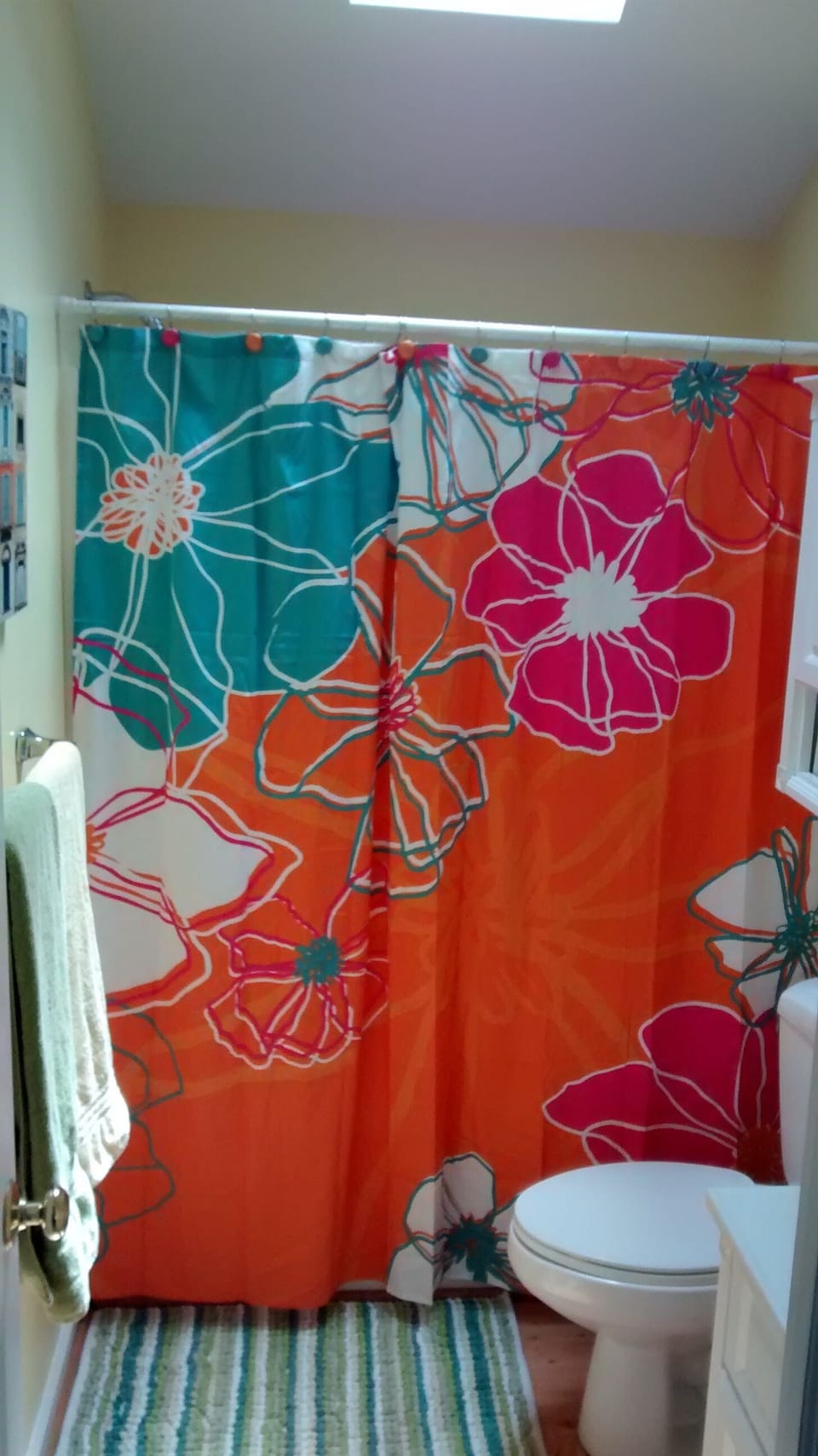 Colorful full bath with tub/shower and skylight off of the Great Room