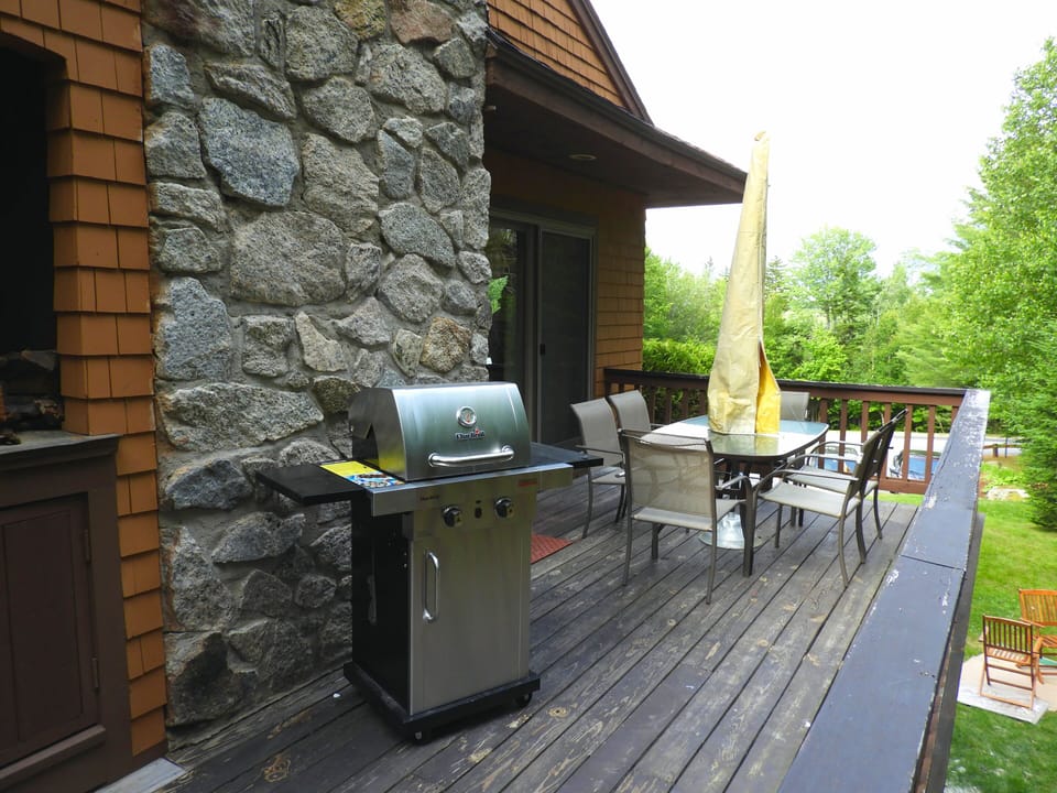 Deck, gas grill. Scenic views.