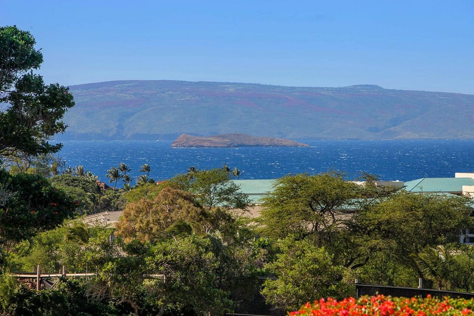 Views of Molokini and Kohoolawe from your Lanai!