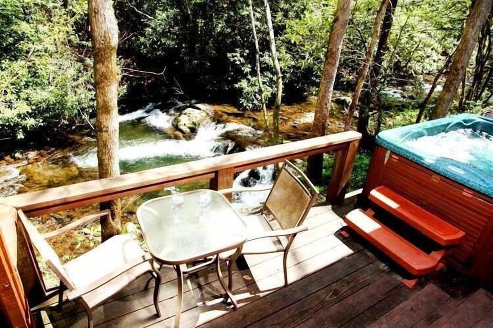 Laurelwood Falls Cabin-Back Patio & Hot Tub