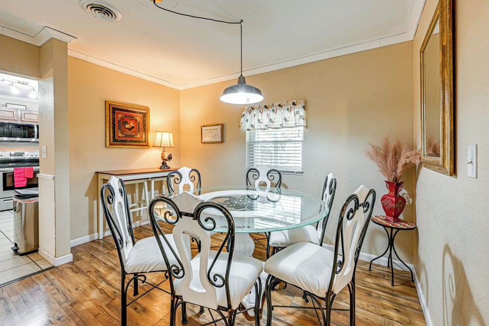 Dining Area | Dishware/Flatware Provided