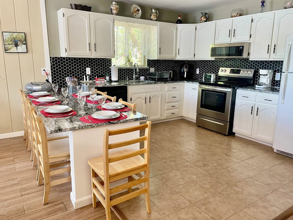 The fully equipped kitchen with an oven, water kettle, microwave, dishwasher.