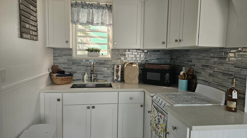 BRAND NEW KITCHEN WITH QUARTZ COUNTERTOPS