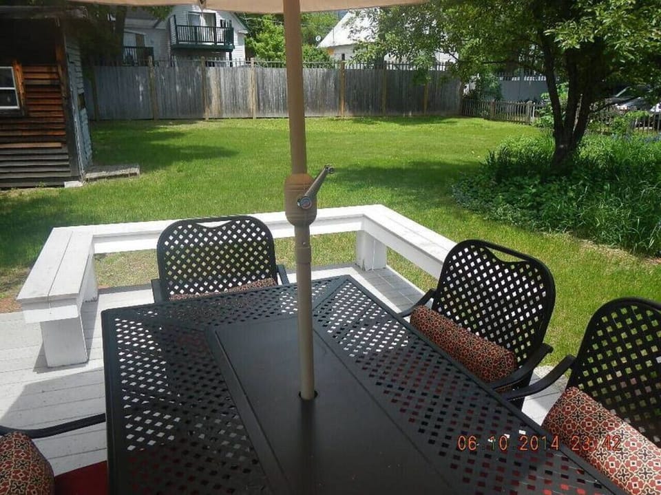 BACK YARD, PORCH, GRILL & FIREPIT IN THE SUMMER