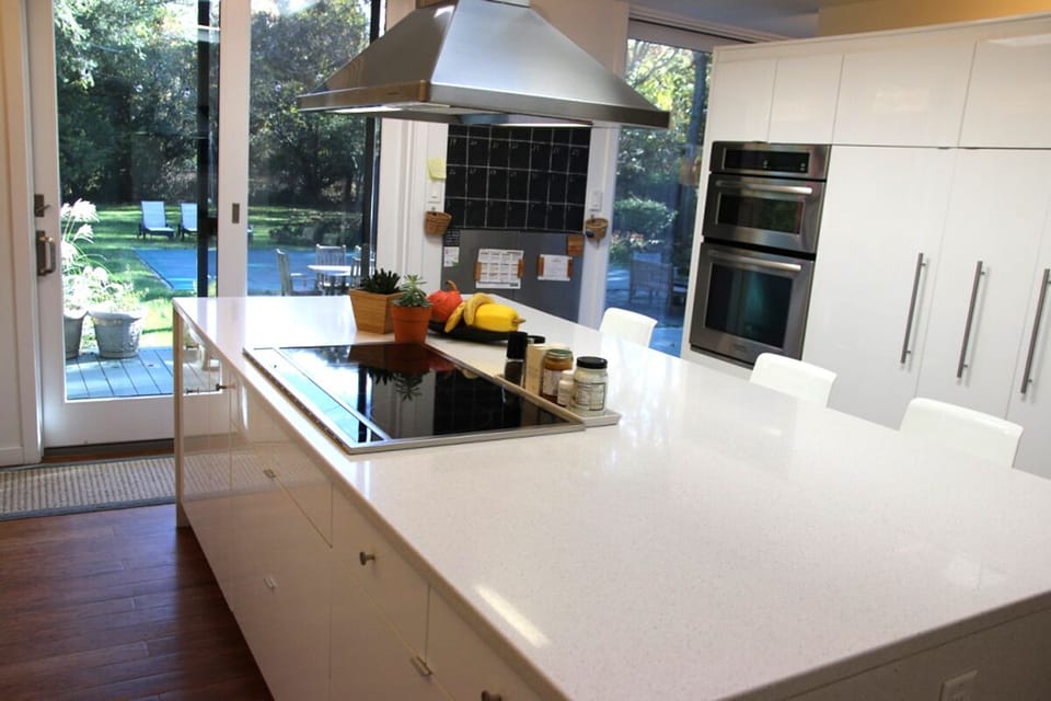 Huge Kitchen Island and Induction Cooktop (highly efficient and fast heat up!) 