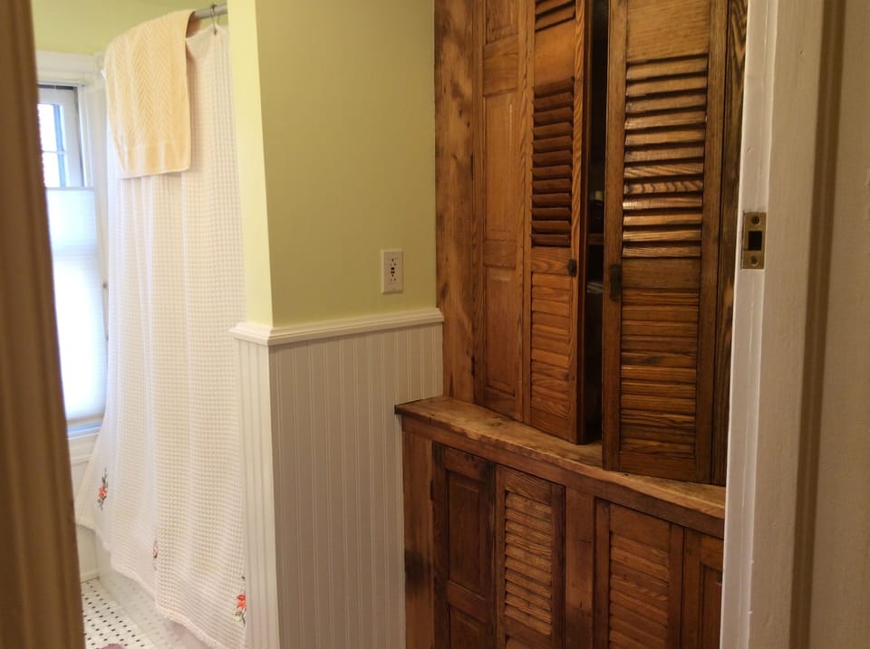 Main bathroom - showing linen closet