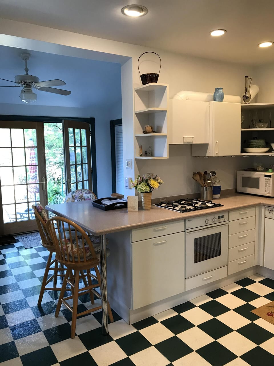 Eat-in kitchen - w/French doors to rear garden