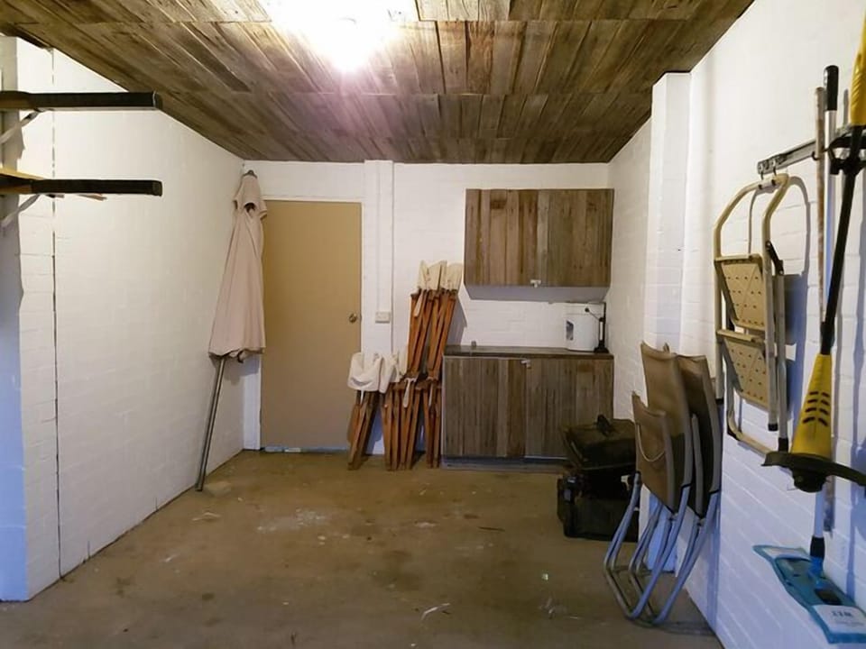 Single garage, plenty of room to store bikes and surfboards.