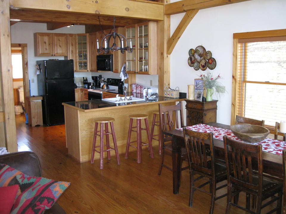 Kitchen, dining table and bar seating for 13-14