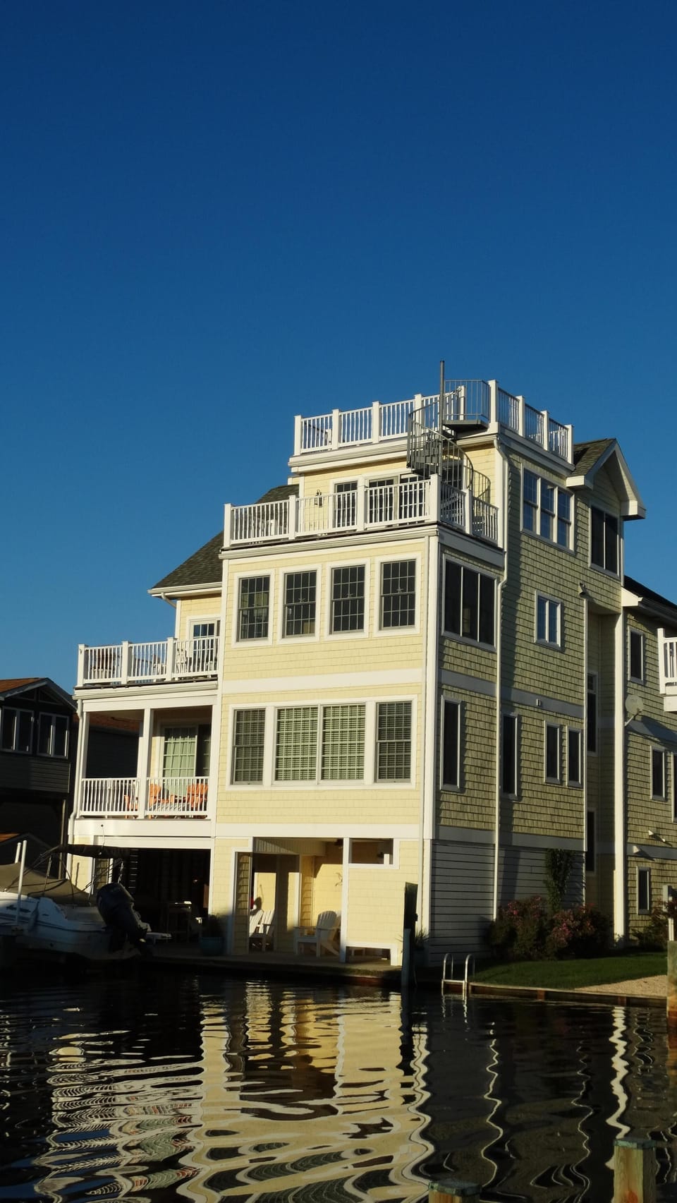 6 BR, 4 decks, Canal Front Home
