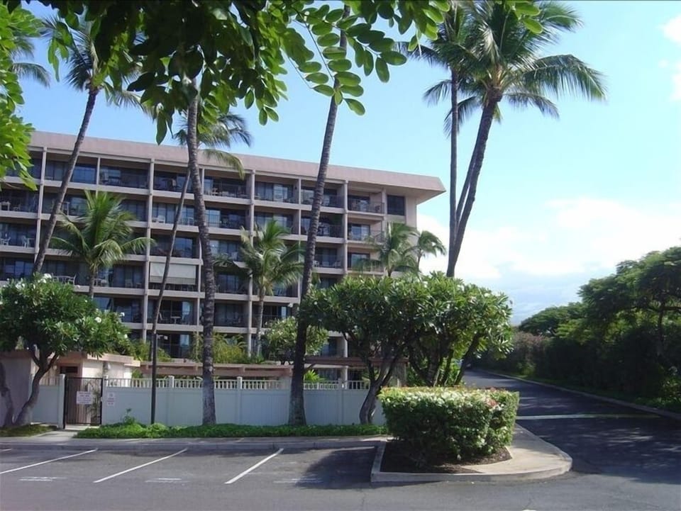 Top floor, corner location-views pano 19905