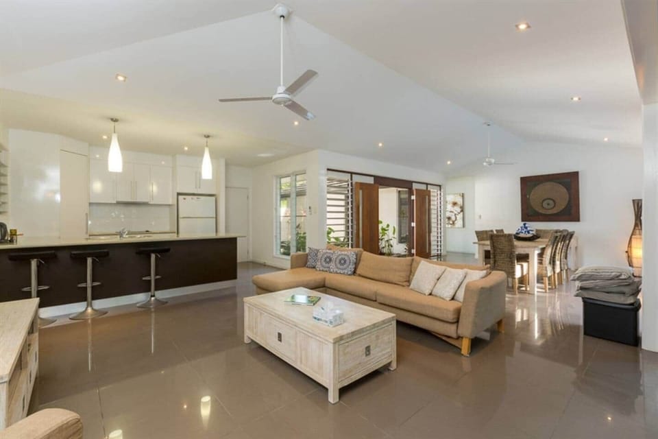 Roya on Mission - Wongaling Beach - Living, dining and kitchen