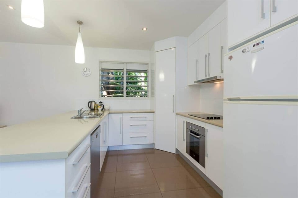 Roya on Mission - Wongaling Beach - Kitchen