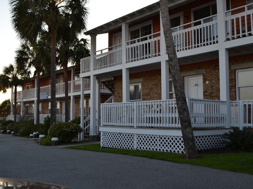 What happens on the porch....Beach Breeze #106 has the whole deck to itself
