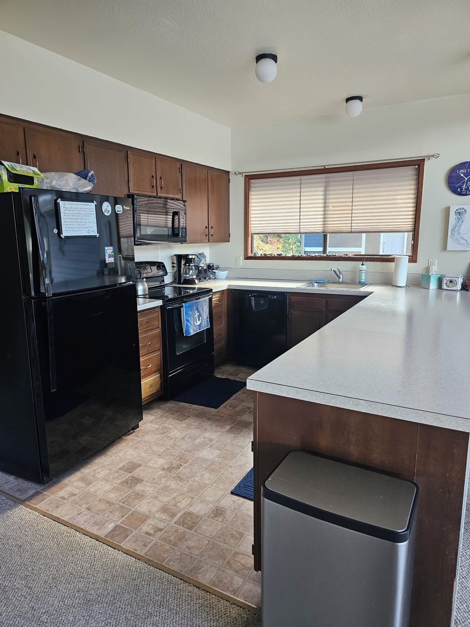 Fully stocked kitchen, terrific for entertaining! 