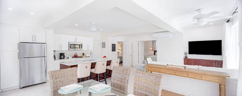 Marvel at the breathtaking panoramic vista of the expansive great room