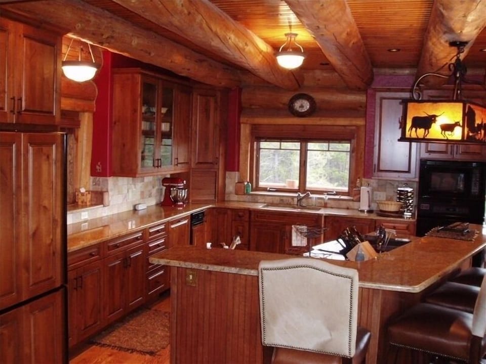 Gourmet Kitchen with full ammenities.