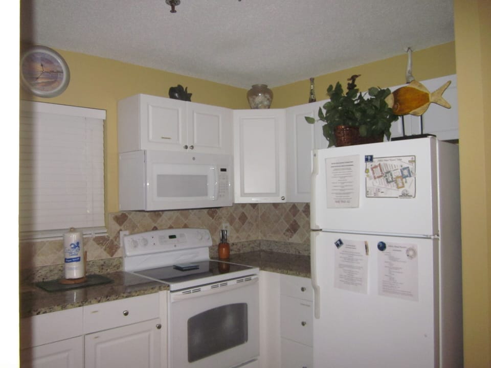 Fully equipped kitchen with granite coutertops