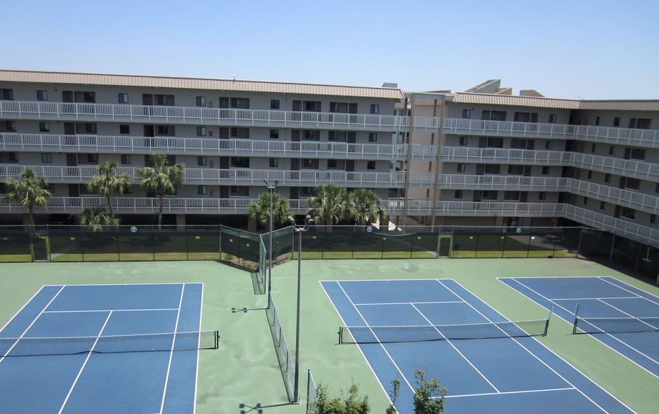 Free use of 6 lighted tennis courts