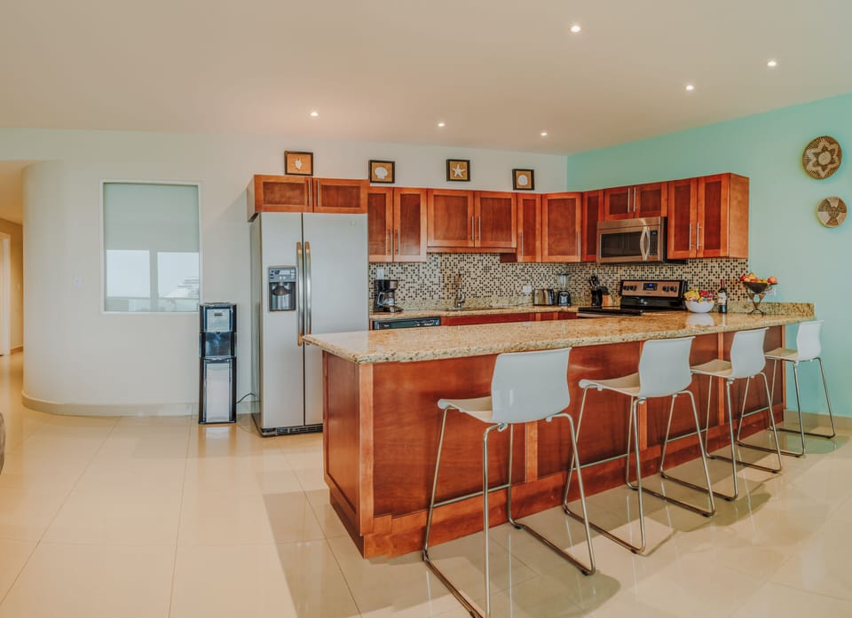 Great kitchen, all new American appliances