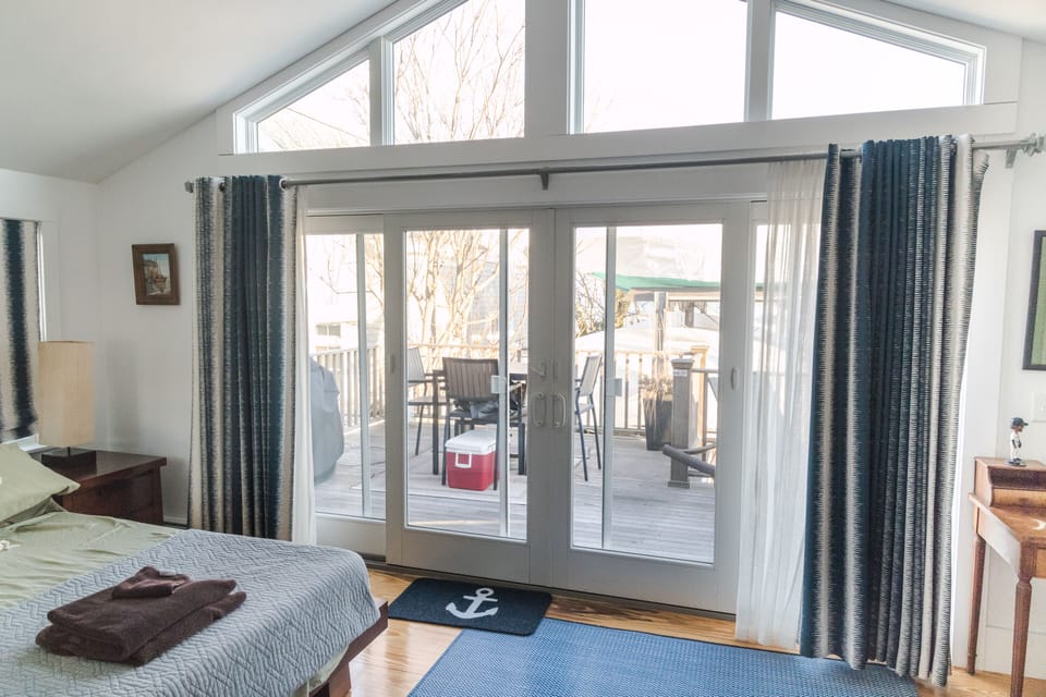 Queen bed in bedroom on main level