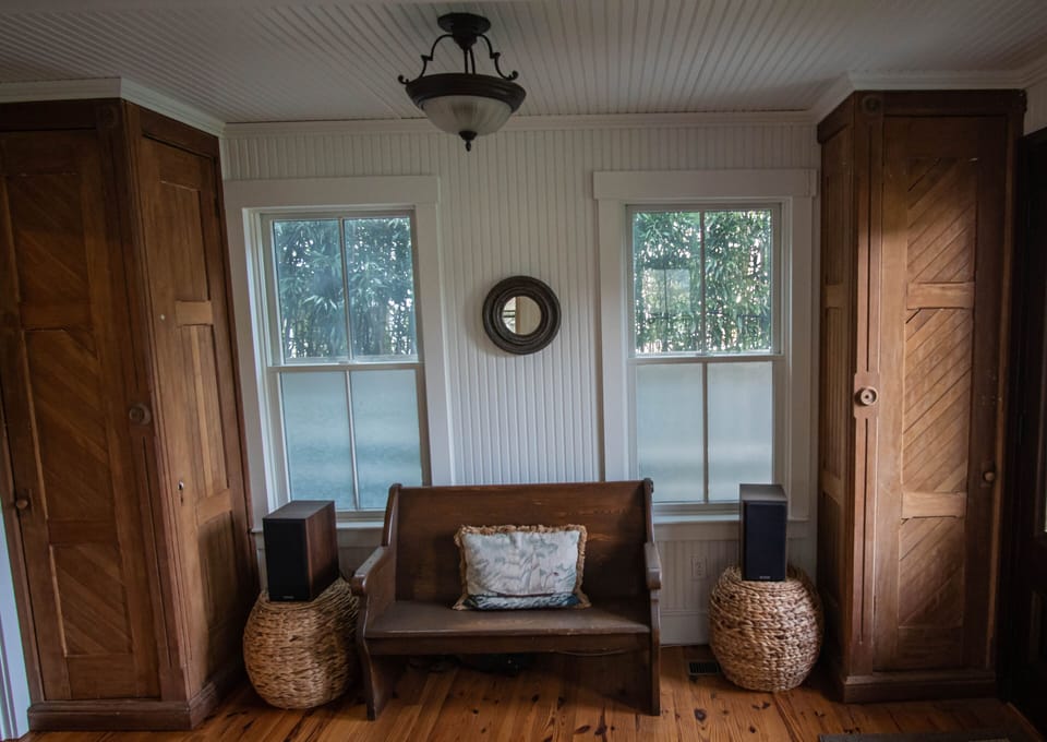 Entry area extension of dining room