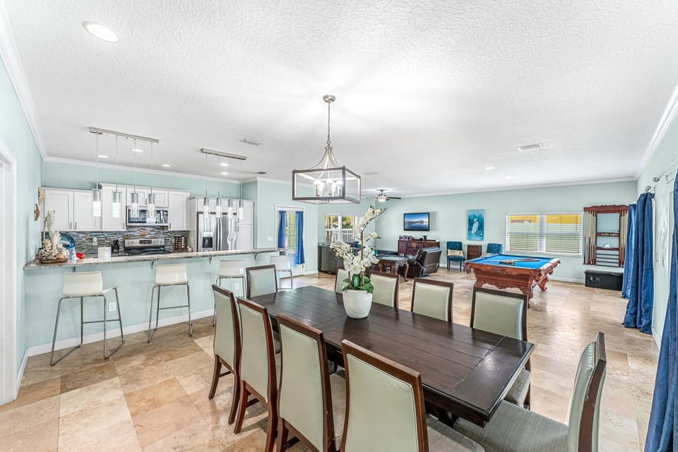 Dining room/bar seating for 12