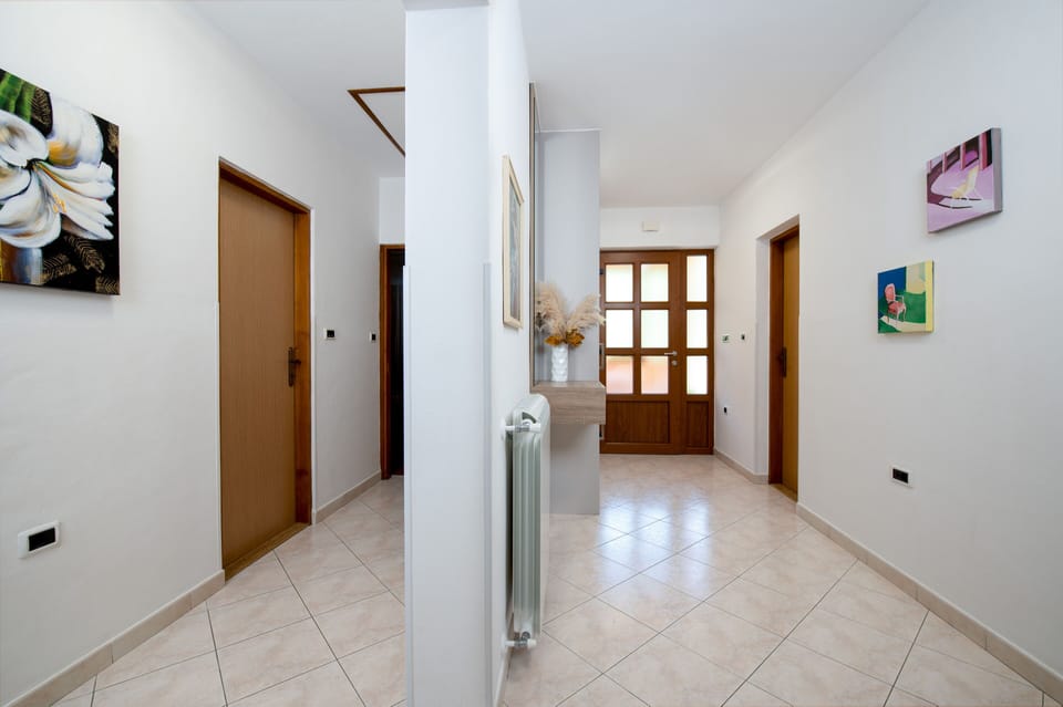 Spacious and illuminated hall