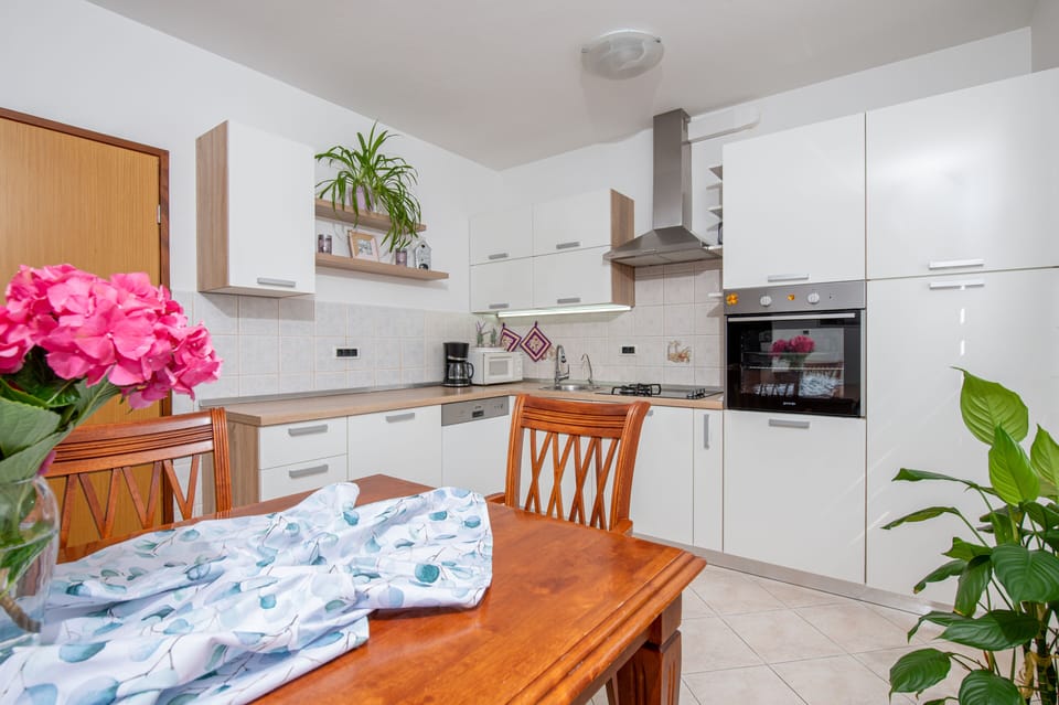 Commodious and practical kitchen suitable for cooking lovers