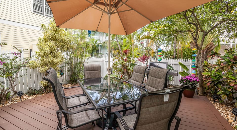 Beautiful & Relaxing Patio. Outdoor Grill. 