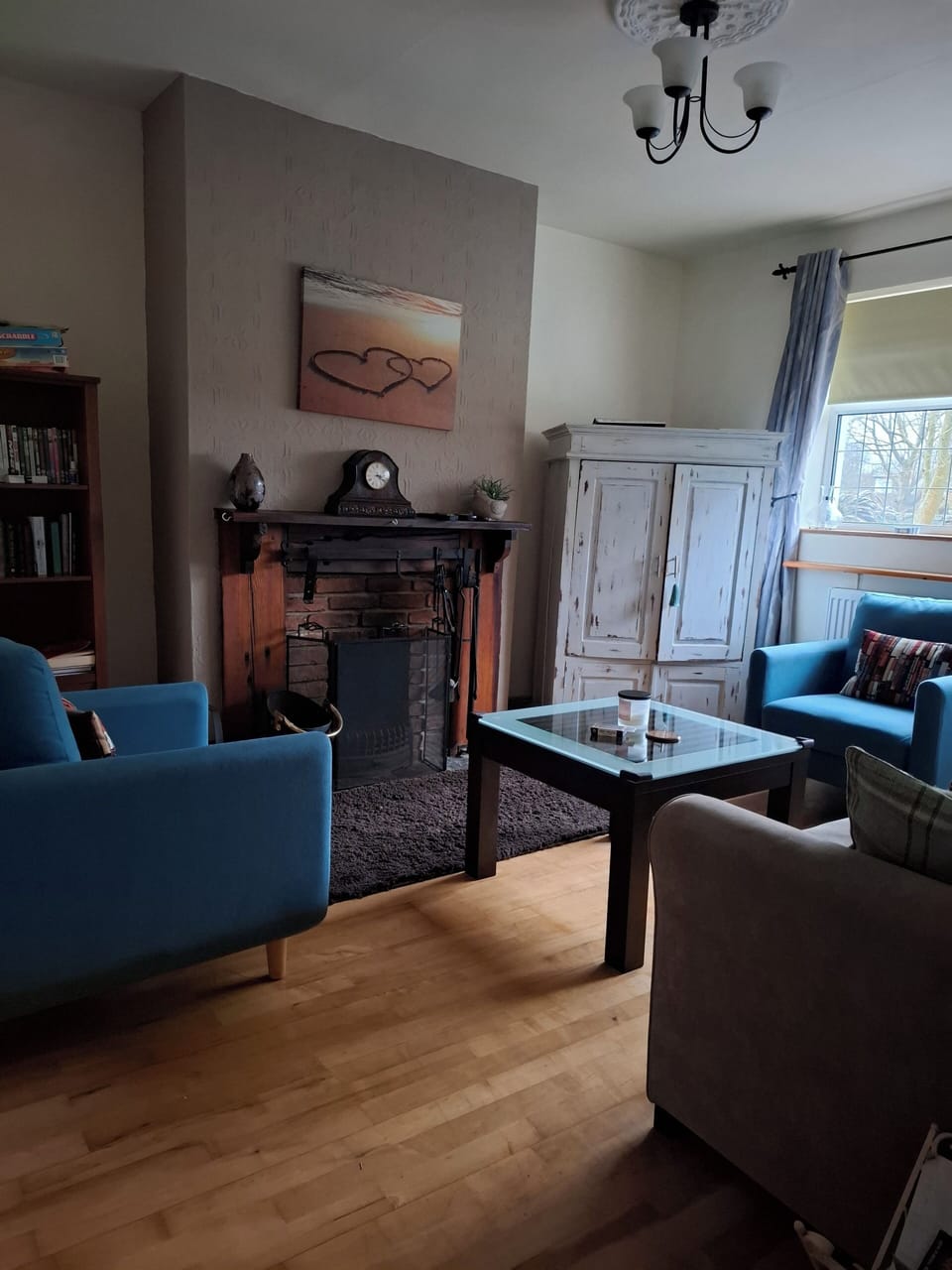 Spacious Living Room with 3 seater sofa and 2 comfortable accent armchairs.
