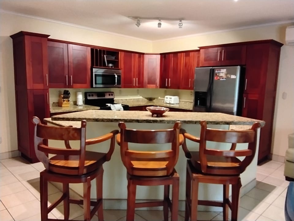 Beautiful large kitchen with granite countertops and breakfast bar