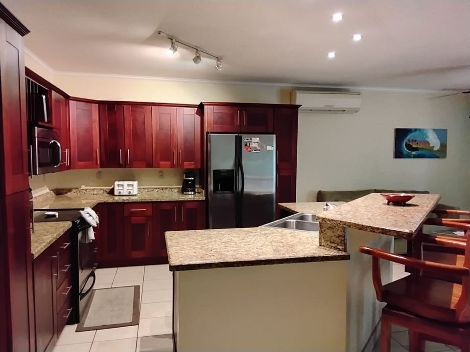 Beautiful large kitchen with granite countertops and breakfast bar
