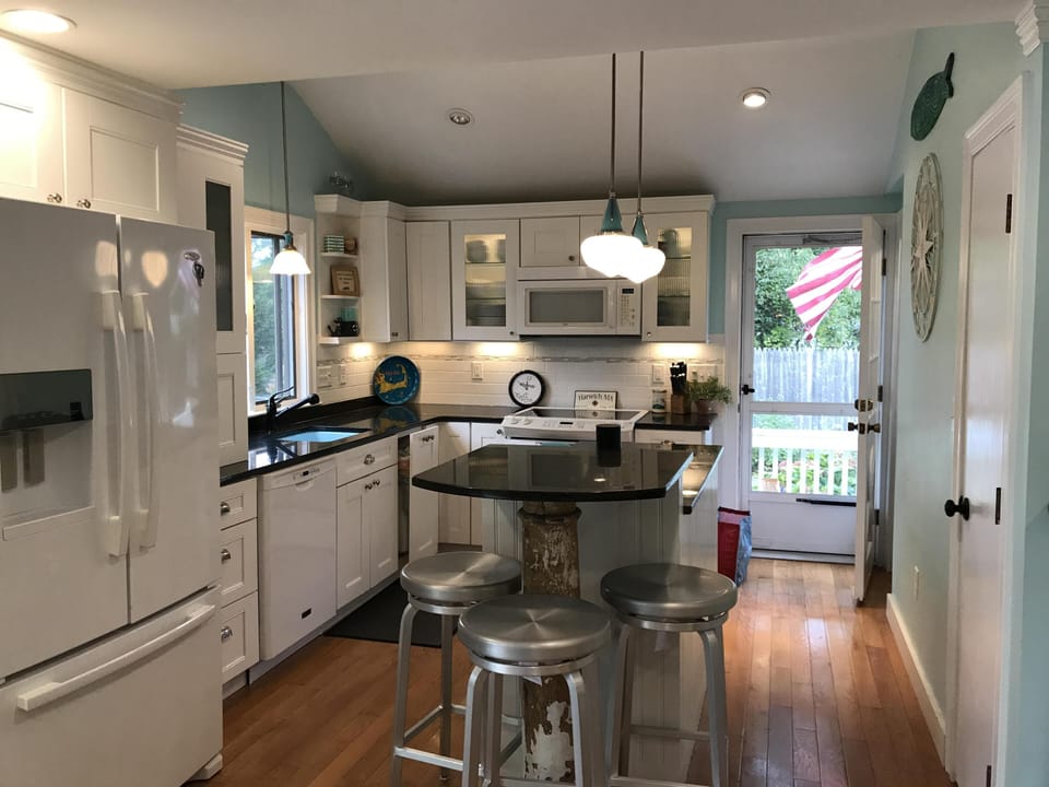 Modern Kitchen w Granite Ctr.Isle w 3 stools, and all the desired appliances