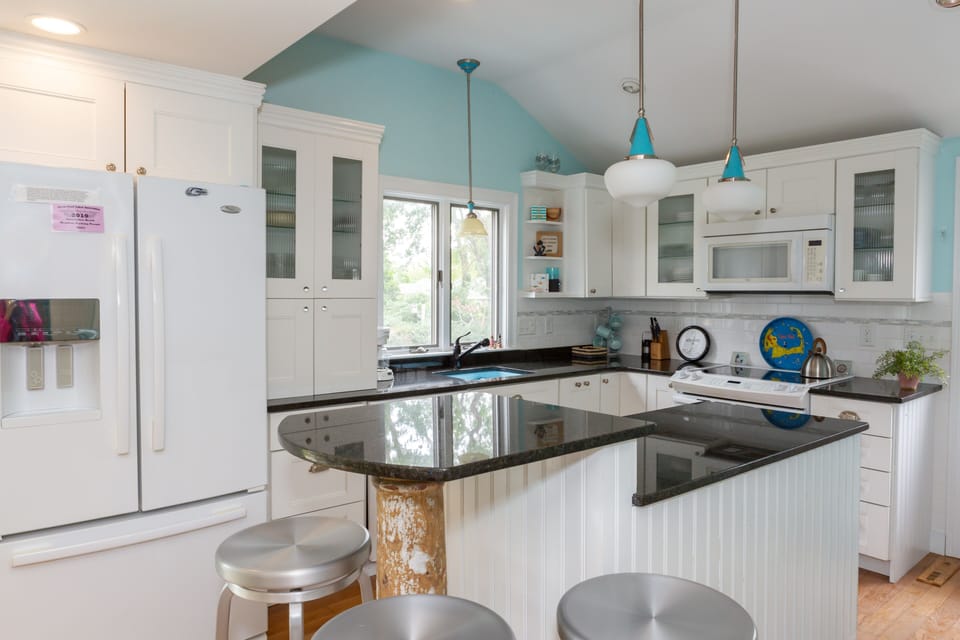 Gleaming kitchen has all you need!