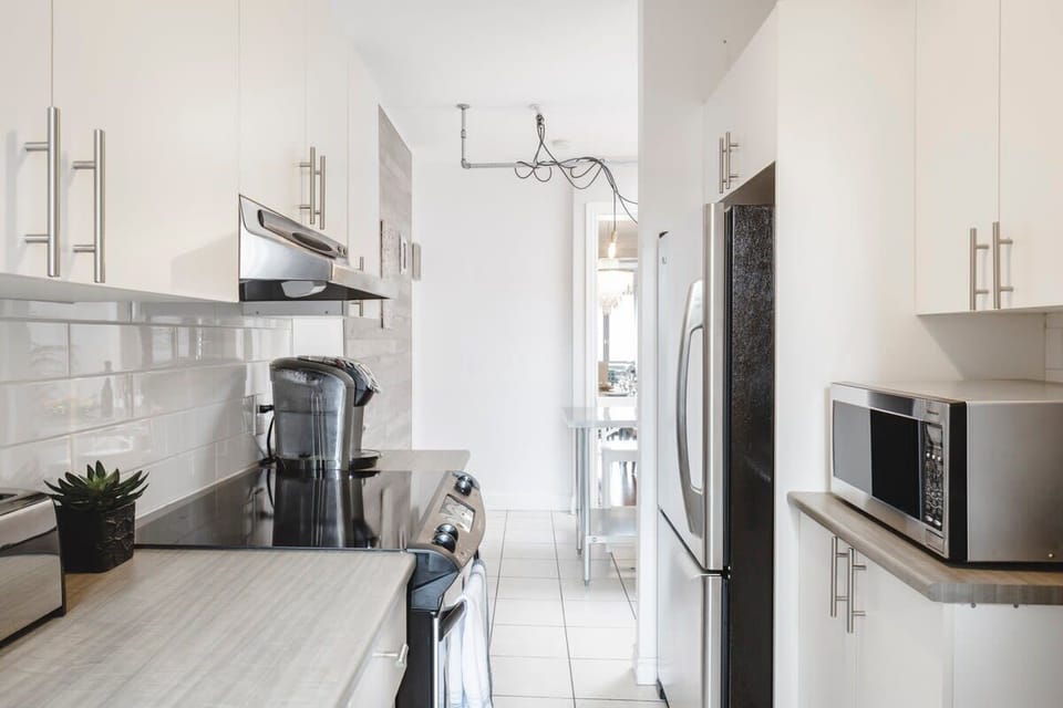 Fully equipped kitchen: dishwasher and stainless appliances