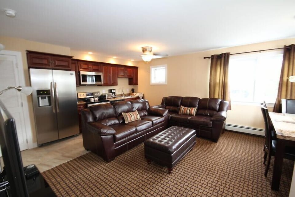 Modern Kitchen - Sitting Area
