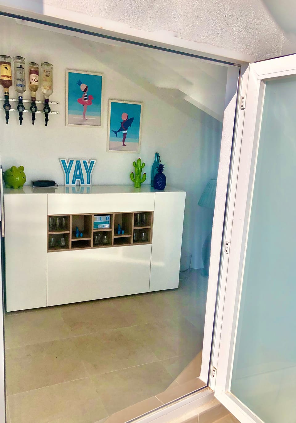 Ultra modern Kitchen with integrated Bosch appliances and gas hob 